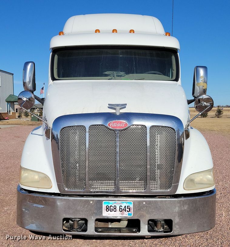 image for item NB9847 2006 Peterbilt 387 semi truck