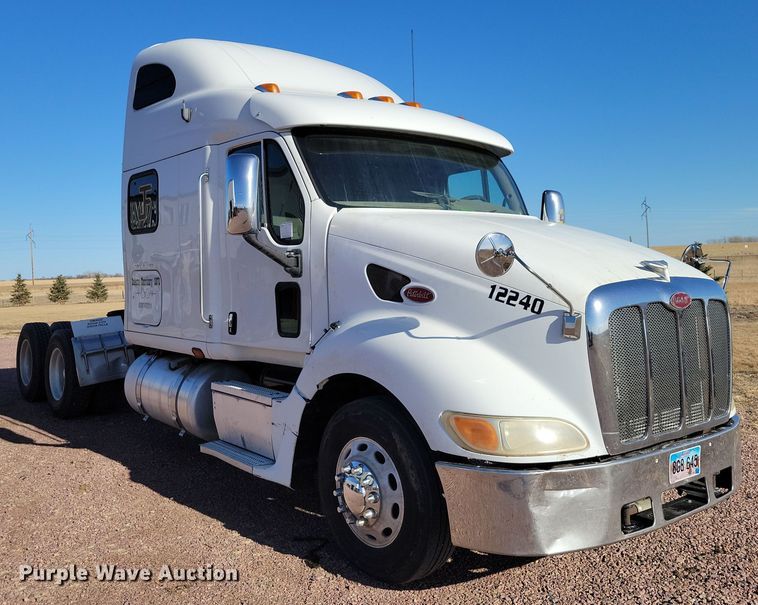 image for item NB9847 2006 Peterbilt 387 semi truck