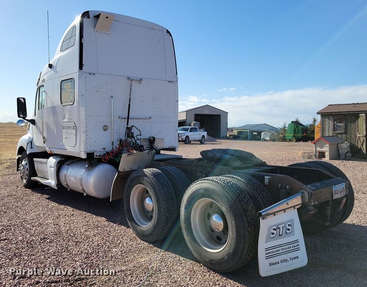 image for item NB9847 2006 Peterbilt 387 semi truck