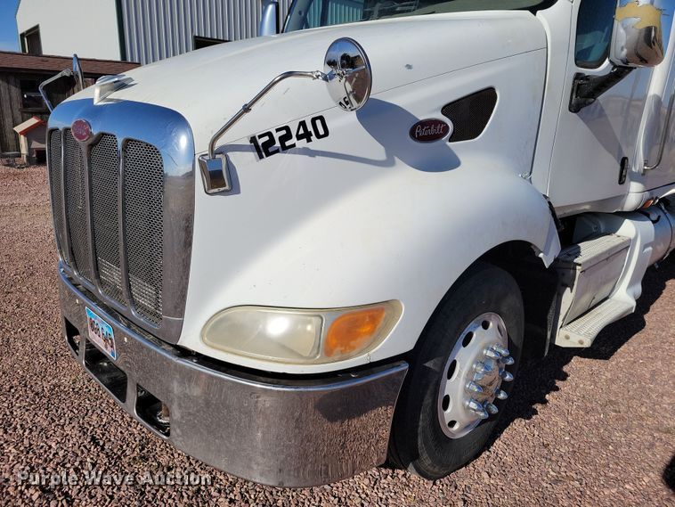 image for item NB9847 2006 Peterbilt 387 semi truck