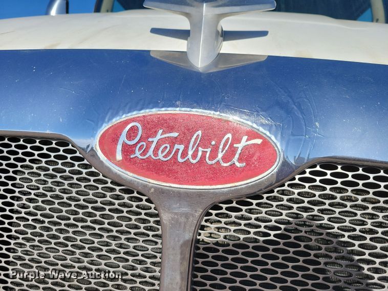 image for item NB9847 2006 Peterbilt 387 semi truck