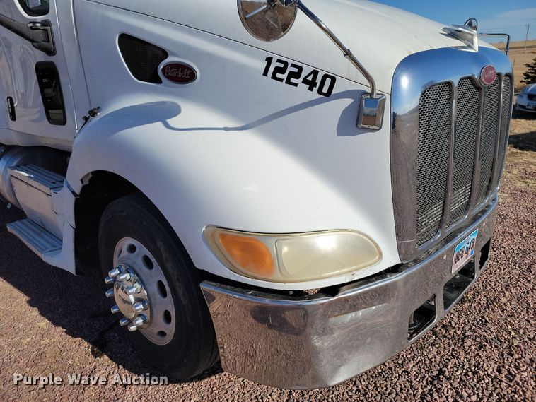 image for item NB9847 2006 Peterbilt 387 semi truck