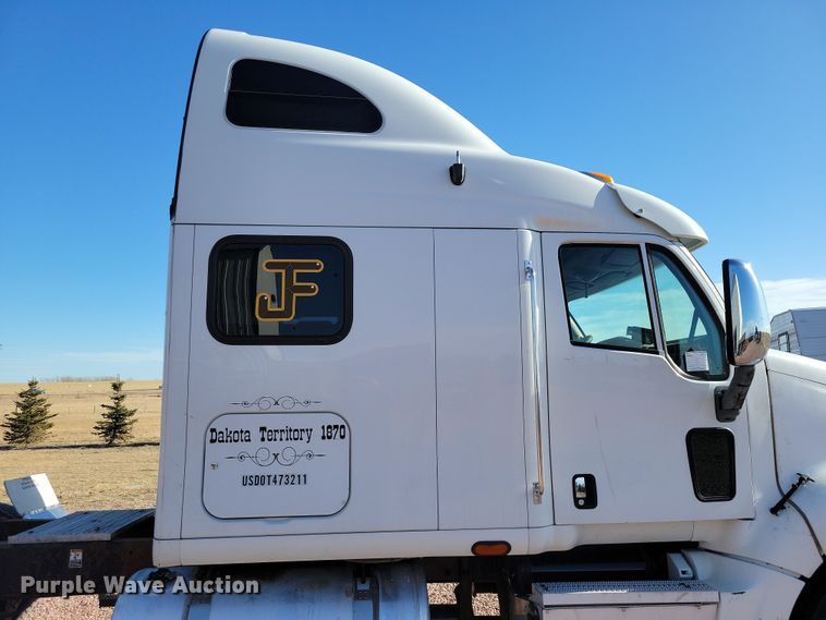 image for item NB9847 2006 Peterbilt 387 semi truck