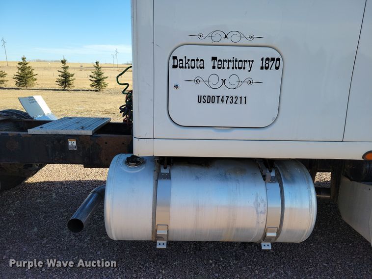 image for item NB9847 2006 Peterbilt 387 semi truck