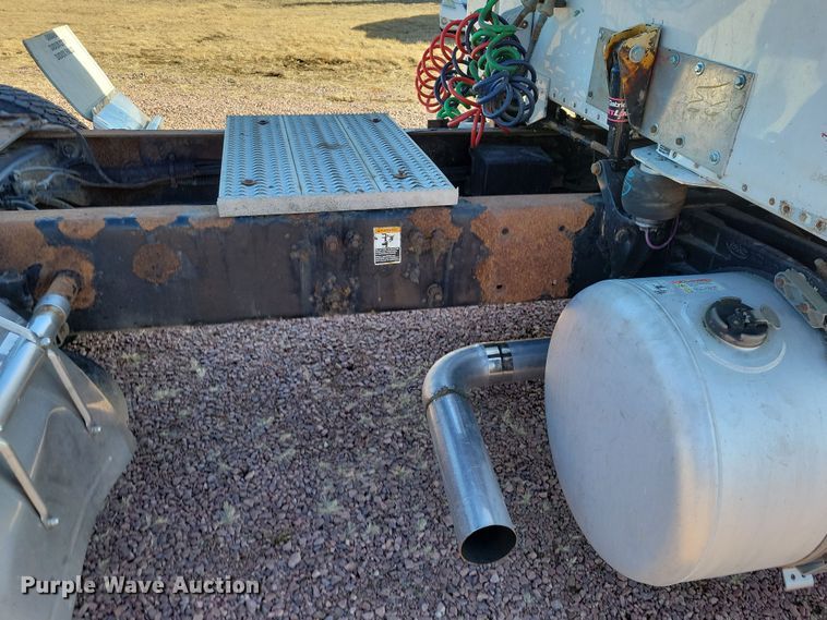 image for item NB9847 2006 Peterbilt 387 semi truck