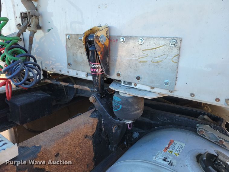 image for item NB9847 2006 Peterbilt 387 semi truck