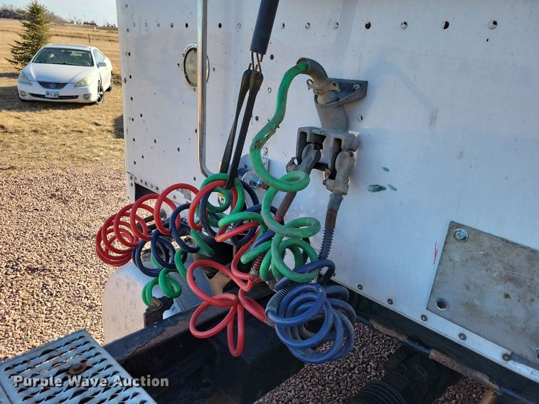 image for item NB9847 2006 Peterbilt 387 semi truck