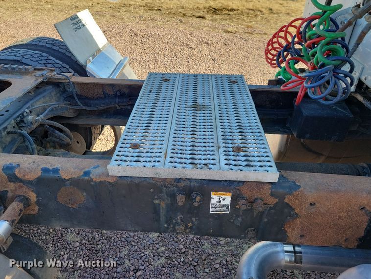 image for item NB9847 2006 Peterbilt 387 semi truck