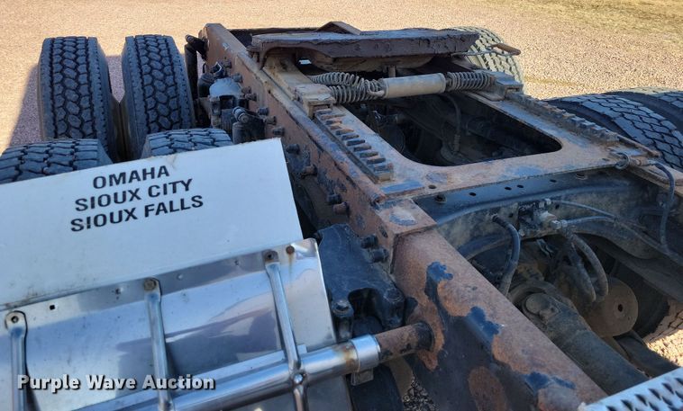 image for item NB9847 2006 Peterbilt 387 semi truck