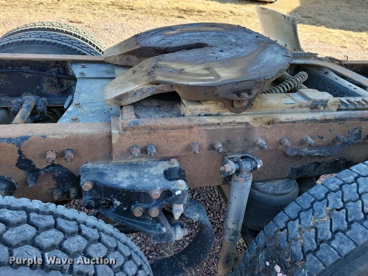 image for item NB9847 2006 Peterbilt 387 semi truck