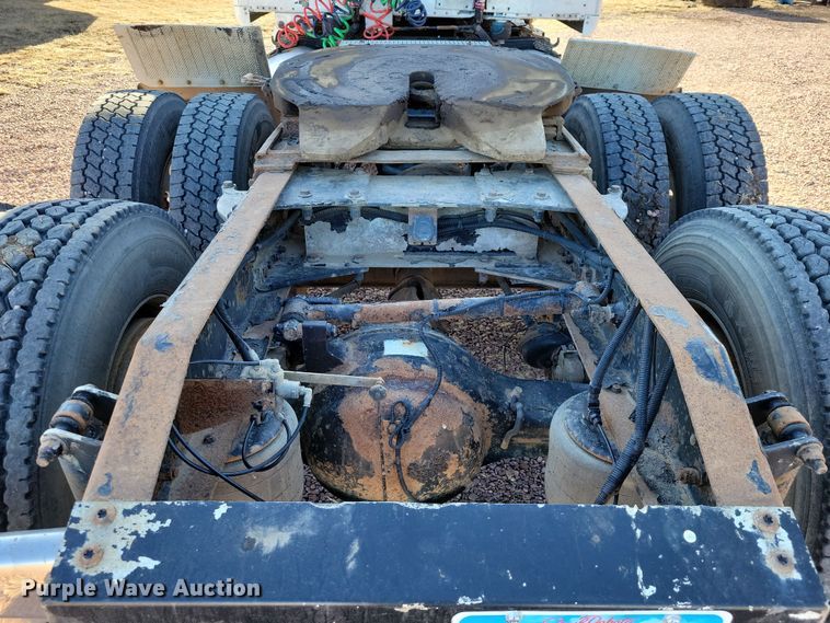 image for item NB9847 2006 Peterbilt 387 semi truck