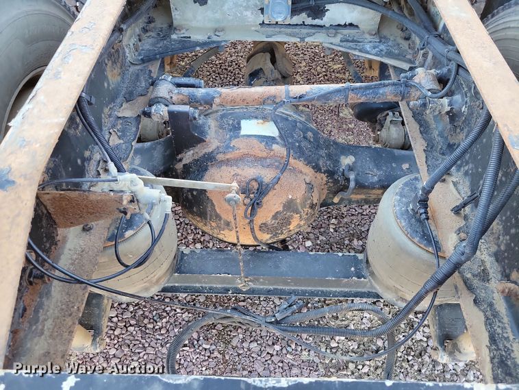 image for item NB9847 2006 Peterbilt 387 semi truck