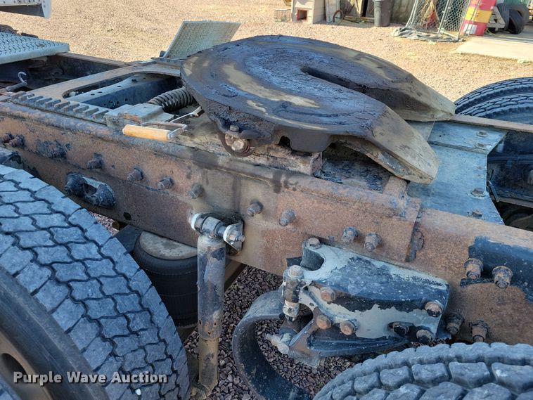 image for item NB9847 2006 Peterbilt 387 semi truck