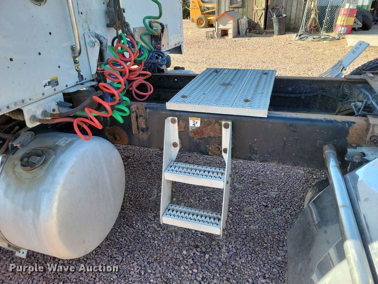 image for item NB9847 2006 Peterbilt 387 semi truck