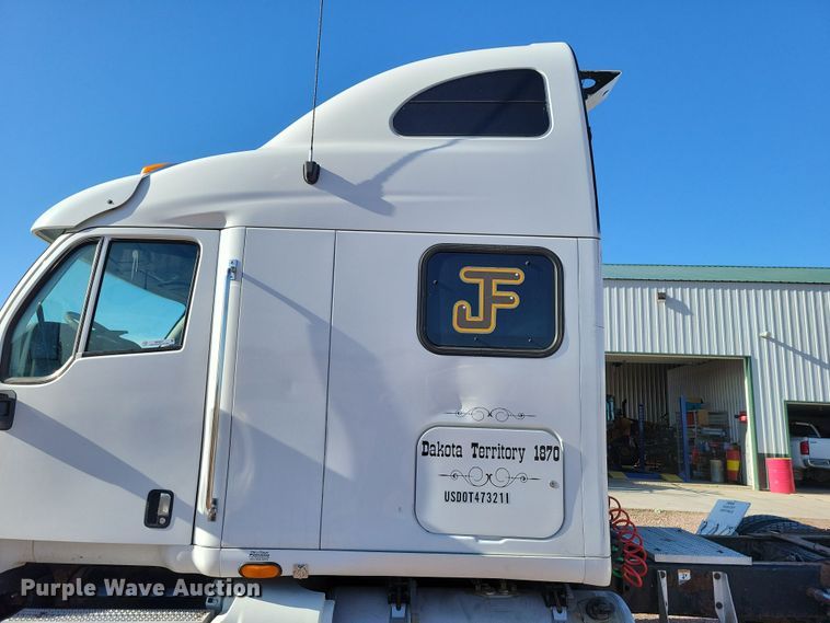 image for item NB9847 2006 Peterbilt 387 semi truck