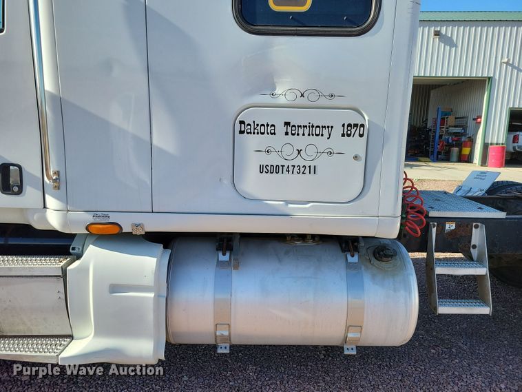 image for item NB9847 2006 Peterbilt 387 semi truck