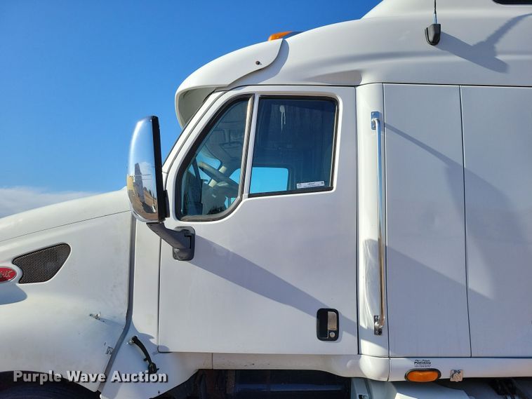 image for item NB9847 2006 Peterbilt 387 semi truck