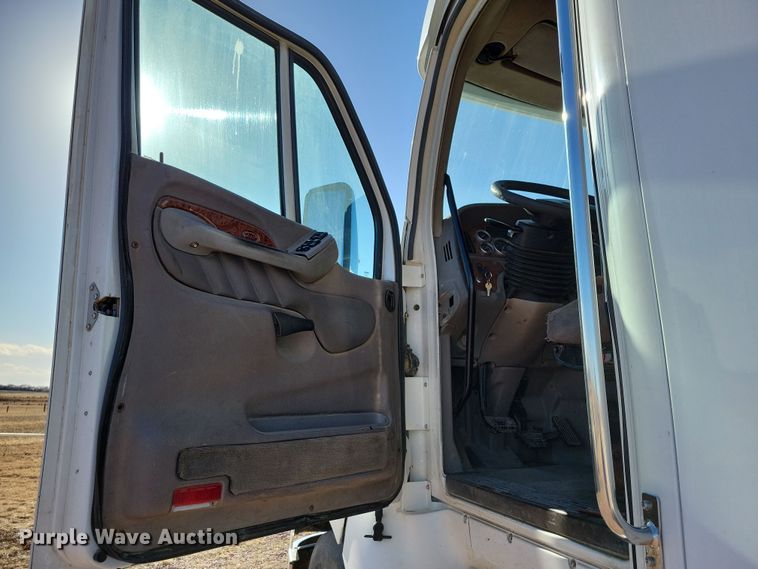 image for item NB9847 2006 Peterbilt 387 semi truck