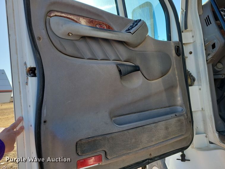 image for item NB9847 2006 Peterbilt 387 semi truck