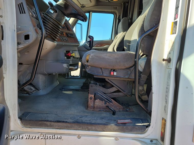 image for item NB9847 2006 Peterbilt 387 semi truck