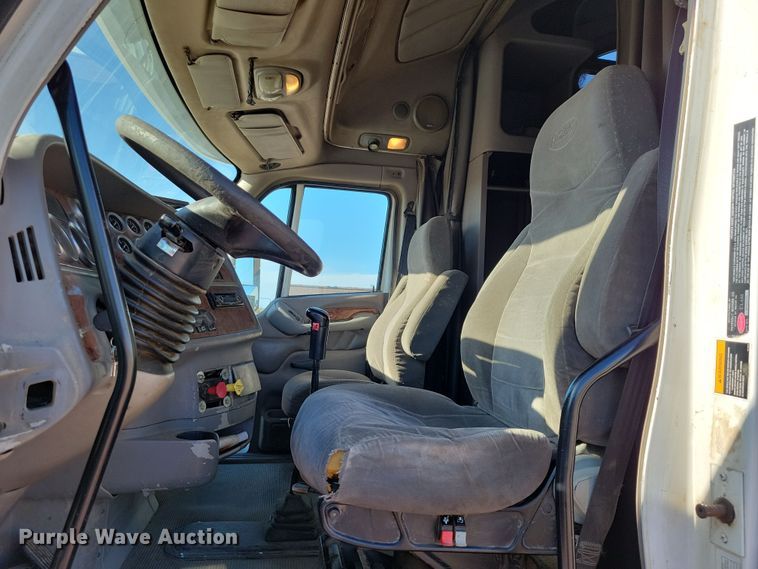 image for item NB9847 2006 Peterbilt 387 semi truck