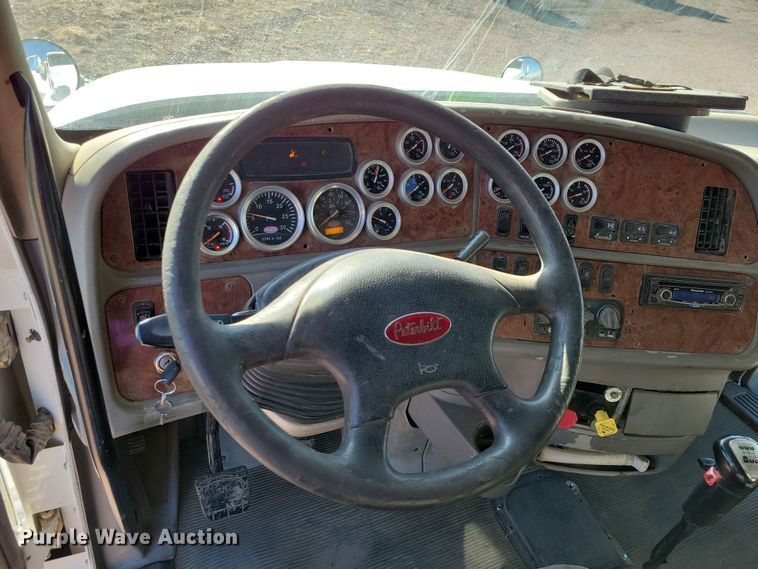 image for item NB9847 2006 Peterbilt 387 semi truck