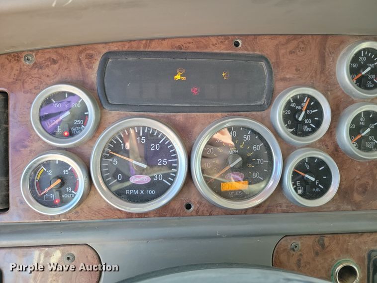 image for item NB9847 2006 Peterbilt 387 semi truck