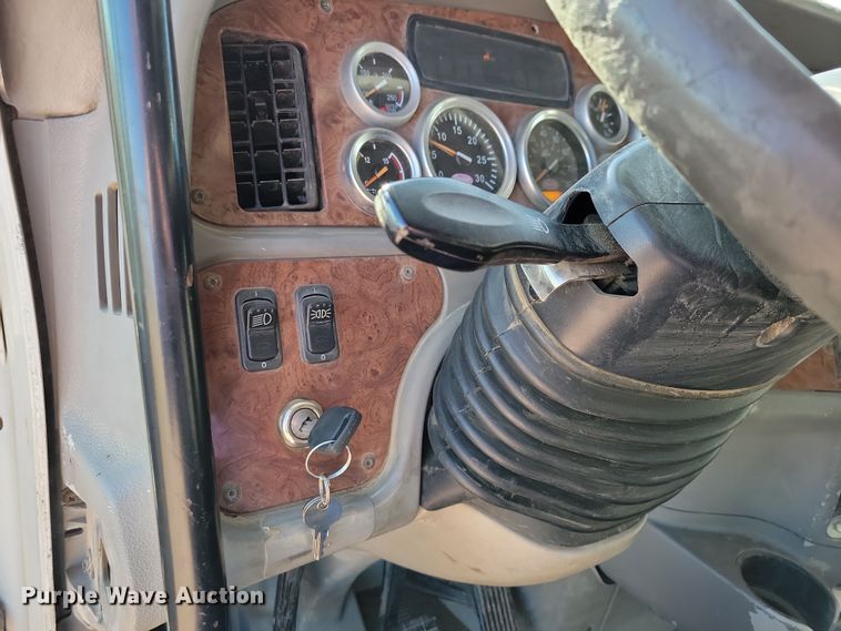 image for item NB9847 2006 Peterbilt 387 semi truck