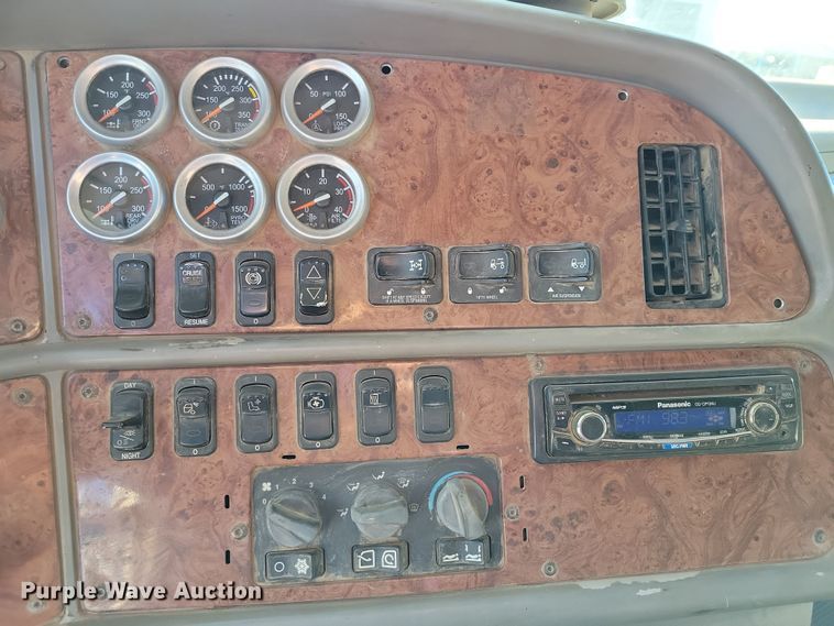 image for item NB9847 2006 Peterbilt 387 semi truck