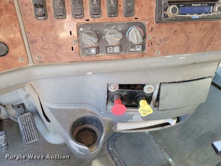 image for item NB9847 2006 Peterbilt 387 semi truck