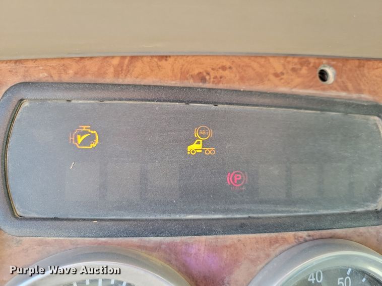 image for item NB9847 2006 Peterbilt 387 semi truck