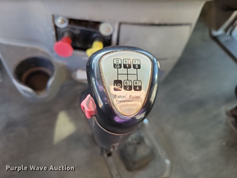 image for item NB9847 2006 Peterbilt 387 semi truck