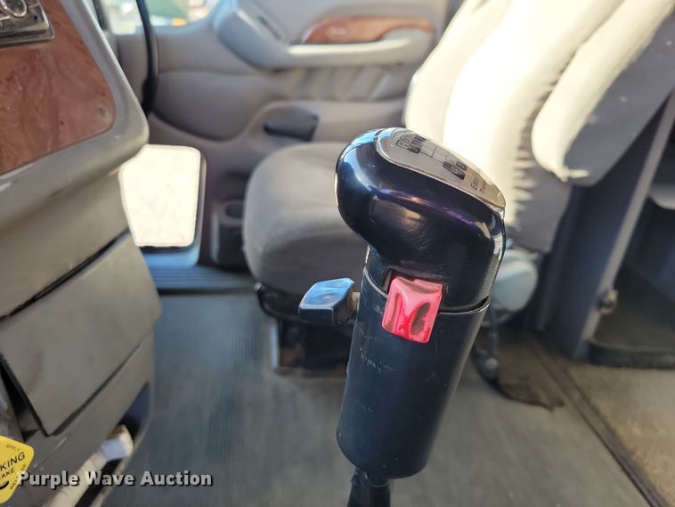 image for item NB9847 2006 Peterbilt 387 semi truck