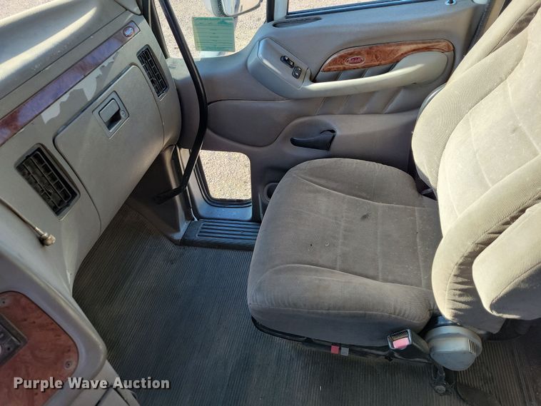 image for item NB9847 2006 Peterbilt 387 semi truck