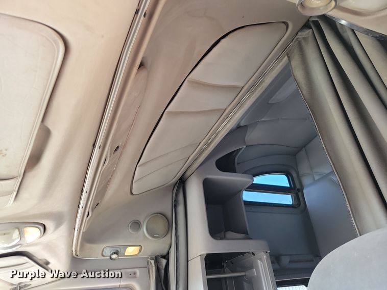 image for item NB9847 2006 Peterbilt 387 semi truck