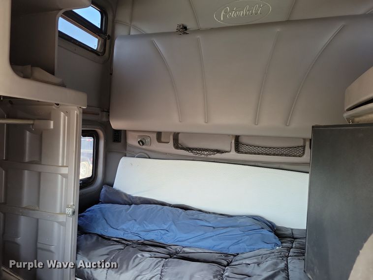 image for item NB9847 2006 Peterbilt 387 semi truck