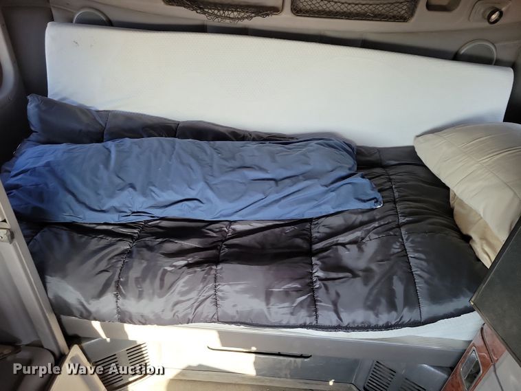 image for item NB9847 2006 Peterbilt 387 semi truck