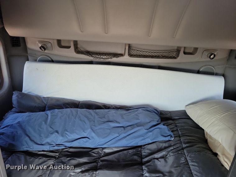 image for item NB9847 2006 Peterbilt 387 semi truck