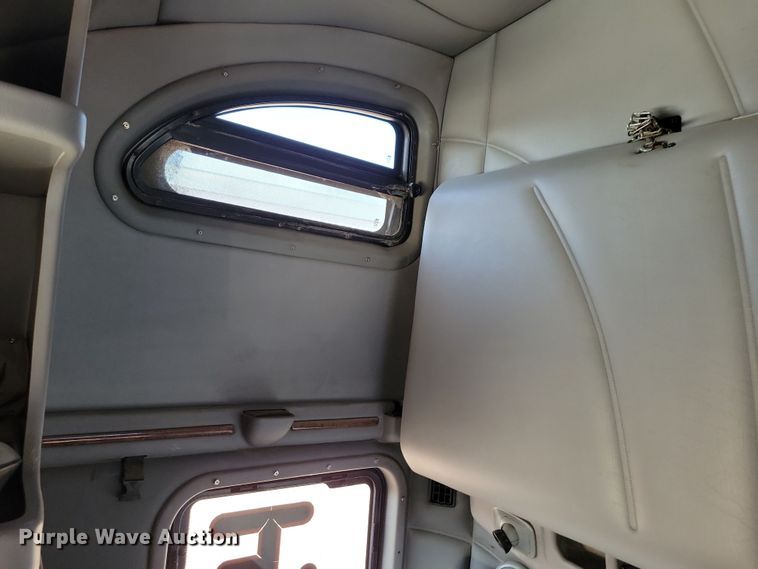 image for item NB9847 2006 Peterbilt 387 semi truck