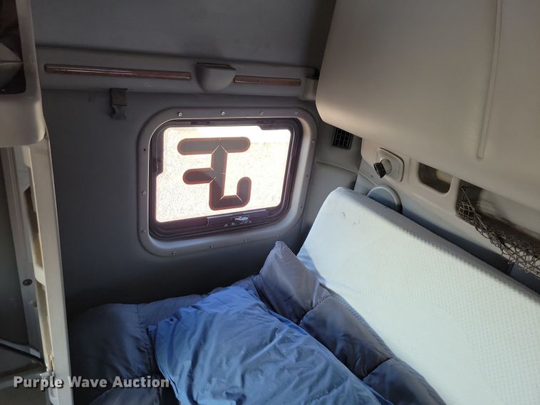 image for item NB9847 2006 Peterbilt 387 semi truck