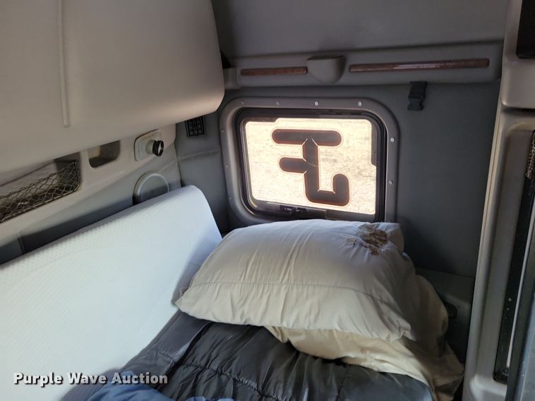 image for item NB9847 2006 Peterbilt 387 semi truck