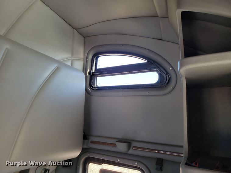 image for item NB9847 2006 Peterbilt 387 semi truck