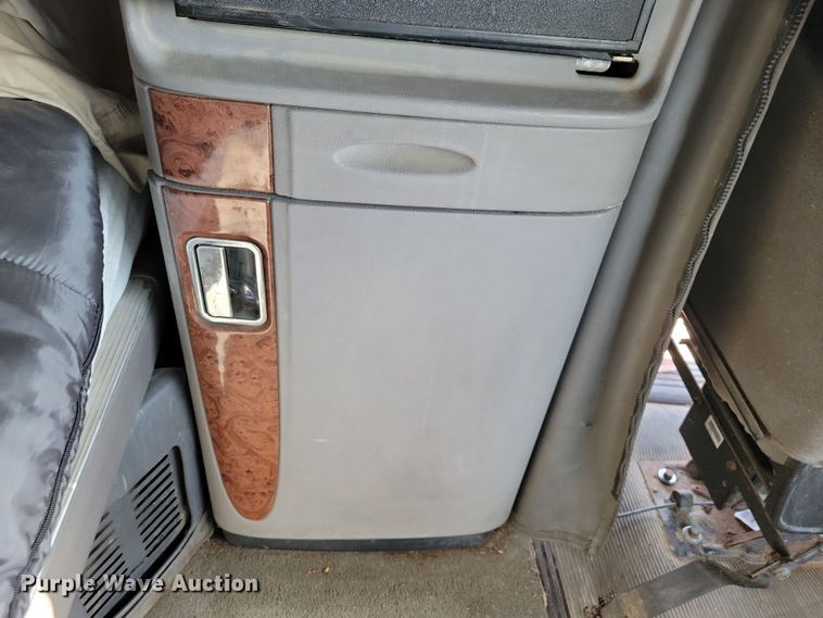 image for item NB9847 2006 Peterbilt 387 semi truck