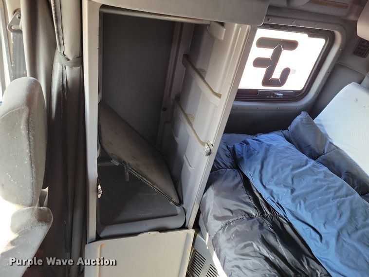 image for item NB9847 2006 Peterbilt 387 semi truck