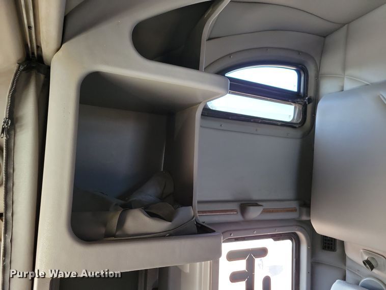 image for item NB9847 2006 Peterbilt 387 semi truck