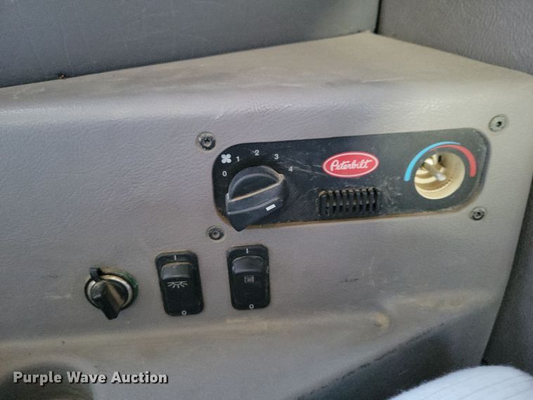 image for item NB9847 2006 Peterbilt 387 semi truck