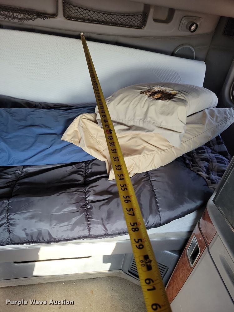 image for item NB9847 2006 Peterbilt 387 semi truck