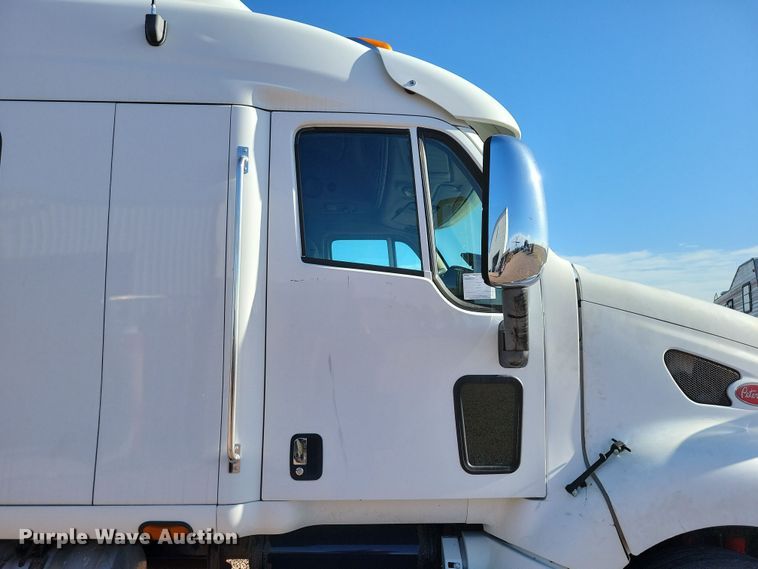 image for item NB9847 2006 Peterbilt 387 semi truck