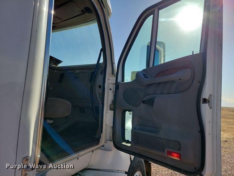 image for item NB9847 2006 Peterbilt 387 semi truck