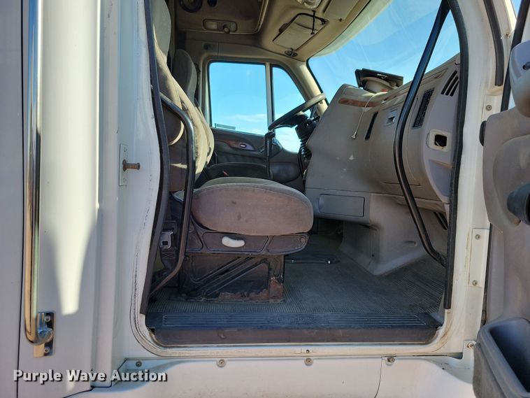 image for item NB9847 2006 Peterbilt 387 semi truck